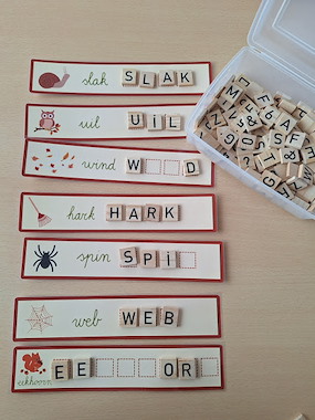 Lesmateriaal Schrijfletters leren met letterblokjes "herfst" van auteur Van krabbel tot krul slide 2
