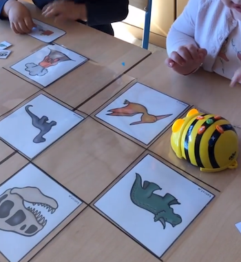 Lesmateriaal met de bee bot opzoek naar dino's van auteur katrotje slide 2