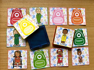 Lesmateriaal Boekentasjes - kleuren matchen - Connetix Tiles van auteur Little Play Friends