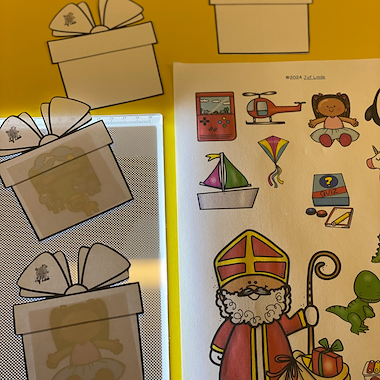 Lesmateriaal cadeautjes op de lichttafel van auteur juf Linde slide 2