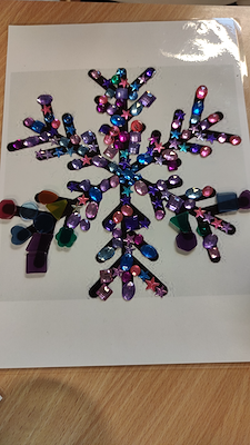 Lesmateriaal Sneeuwvlokken op de lichtbak, met klei en looseparts van auteur juf Vicky derde kleuterklas slide 3