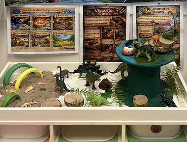 Lesmateriaal A3 prenten thema dinosaurussen / prent voor interactieve les van auteur Juf_Cynthia_ slide 3