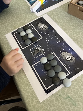 Lesmateriaal Meteorieten in de ruimte: > groter/< kleiner/ = evenveel  van auteur Juf_Cynthia_ slide 2